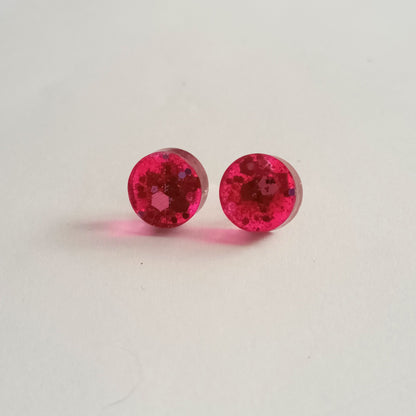 Boucles d'Oreilles Puces Rondes 1cm en Résine Rose Fuchsia Pailletée