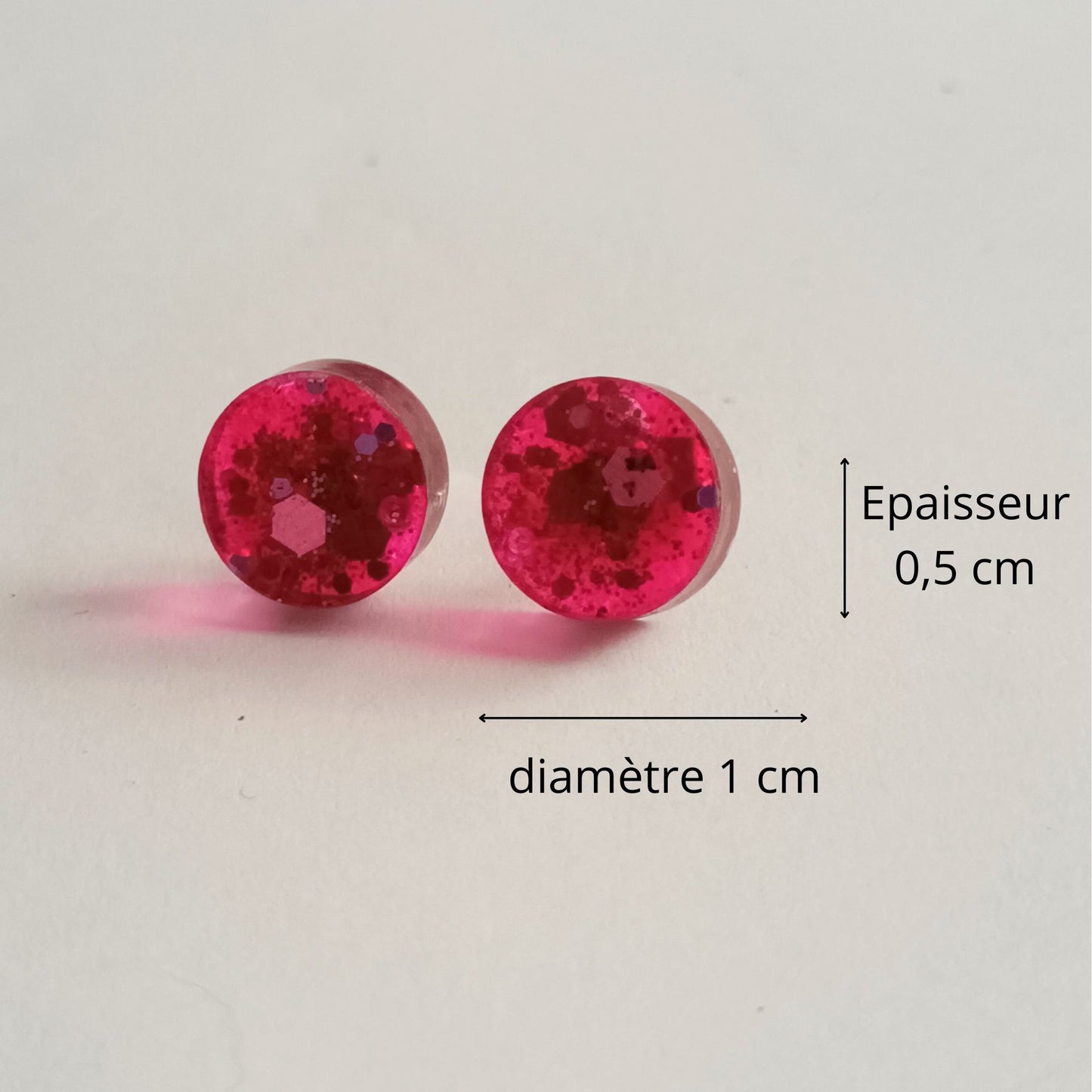 Boucles d'Oreilles Puces Rondes 1cm en Résine Rose Fuchsia Pailletée