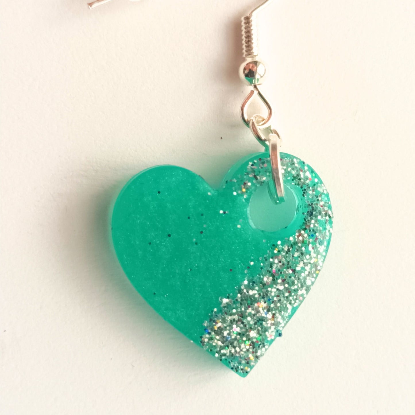 Boucles d'Oreilles Puces Cœur en Résine "Jardin d'Été" - Vert Tendre et Éclats Argentés