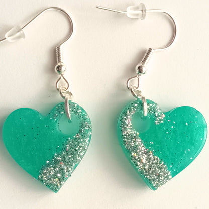 Boucles d'Oreilles Puces Cœur en Résine "Jardin d'Été" - Vert Tendre et Éclats Argentés