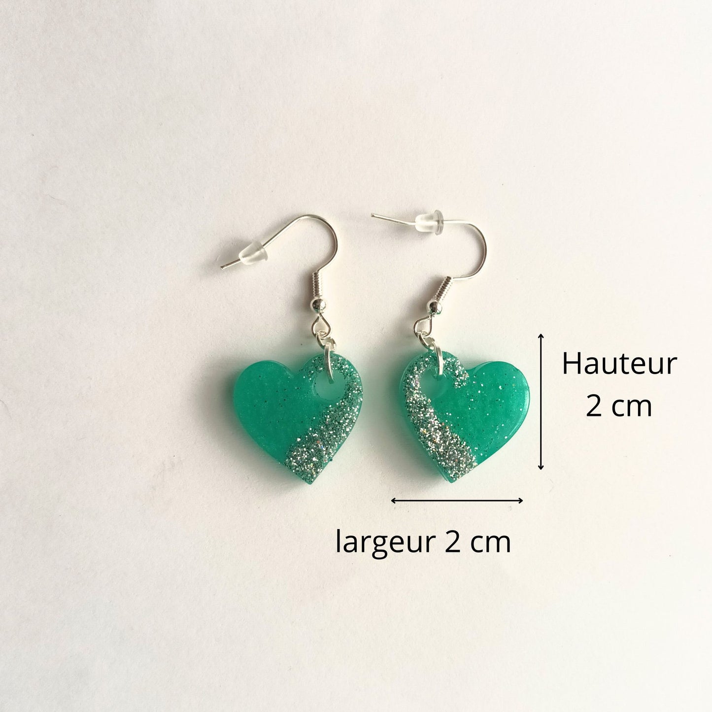 Boucles d'Oreilles Puces Cœur en Résine "Jardin d'Été" - Vert Tendre et Éclats Argentés