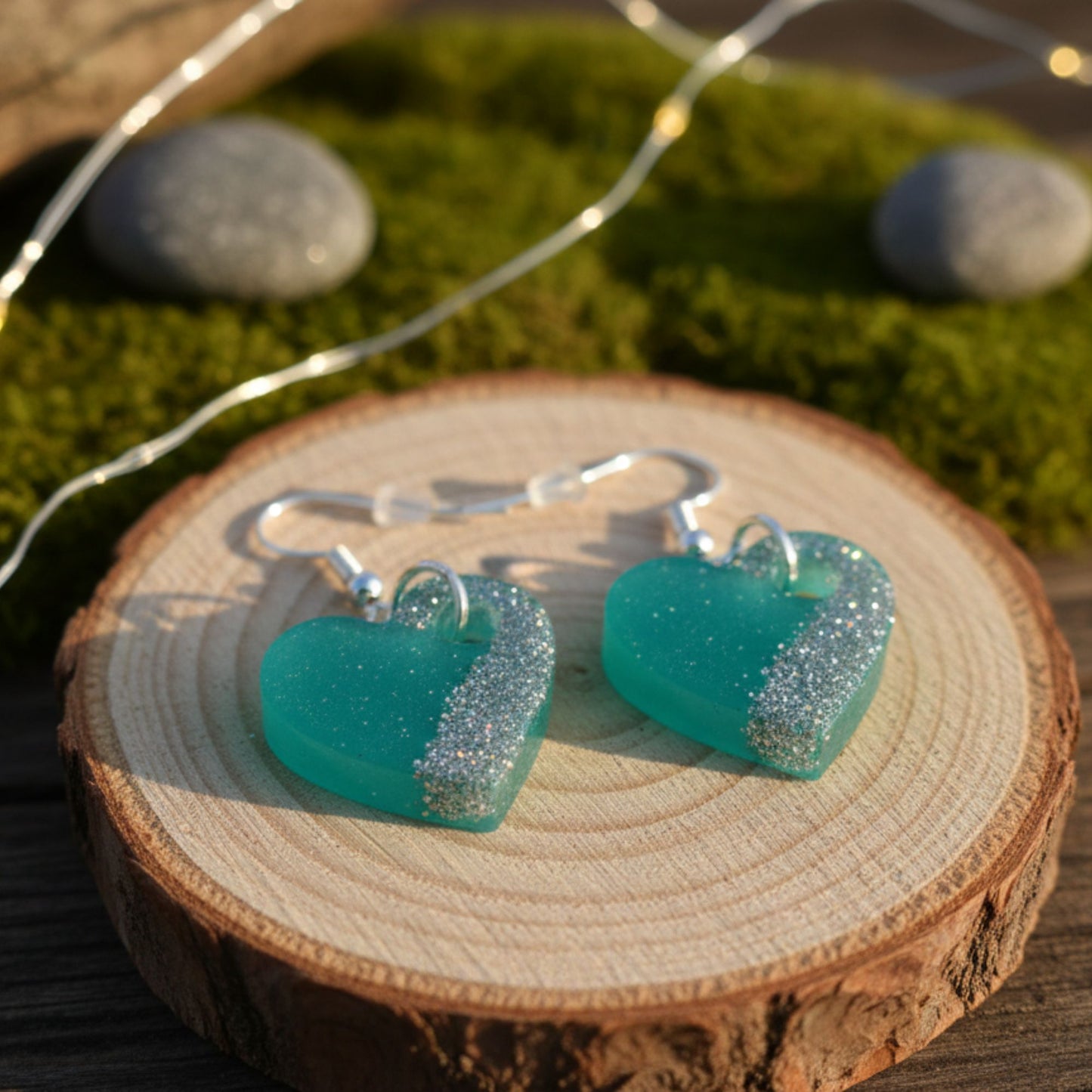 Boucles d'Oreilles Puces Cœur en Résine "Jardin d'Été" - Vert Tendre et Éclats Argentés