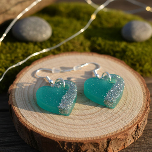 Boucles d'Oreilles Puces Cœur en Résine "Jardin d'Été" - Vert Tendre et Éclats Argentés