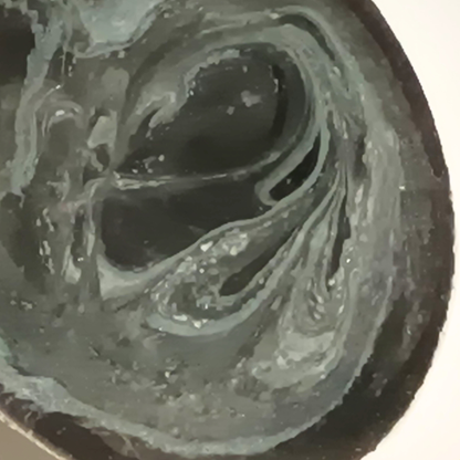 Boucles d'oreilles résine noir blanc nacré - Ovales tourbillons ultra-légères - Bijou artisanal unique fait main