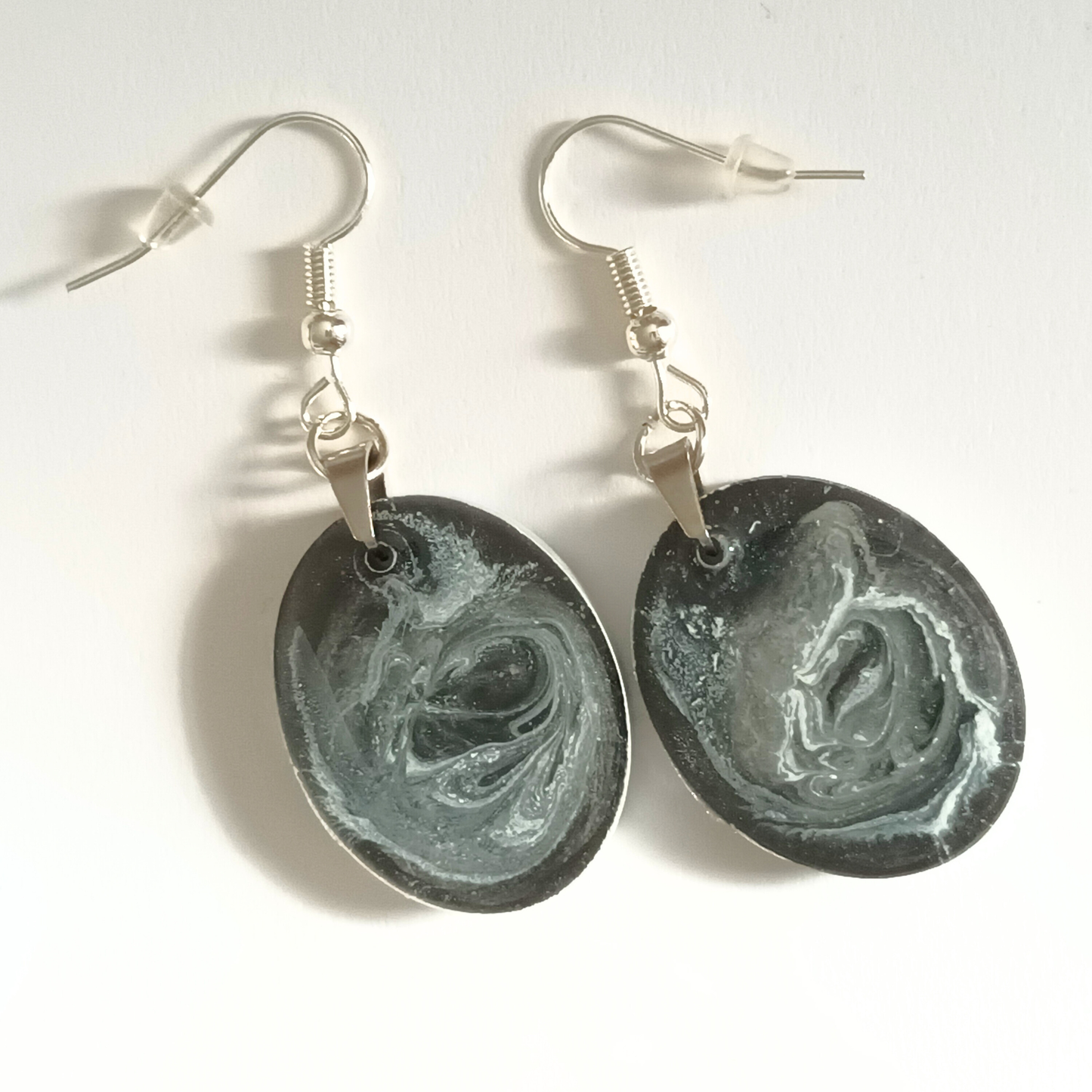 Boucles d'oreilles résine noir blanc nacré - Ovales tourbillons ultra-légères - Bijou artisanal unique fait main