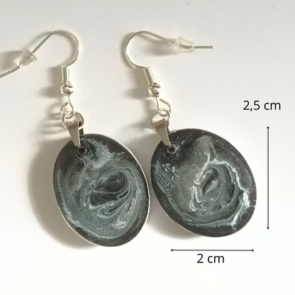 Boucles d'oreilles résine noir blanc nacré - Ovales tourbillons ultra-légères - Bijou artisanal unique fait main