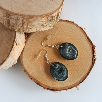 Boucles d'oreilles résine noir blanc nacré - Ovales tourbillons ultra-légères - Bijou artisanal unique fait main