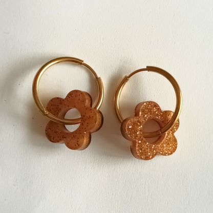 Boucles d'oreilles créoles résine orange doré pailleté