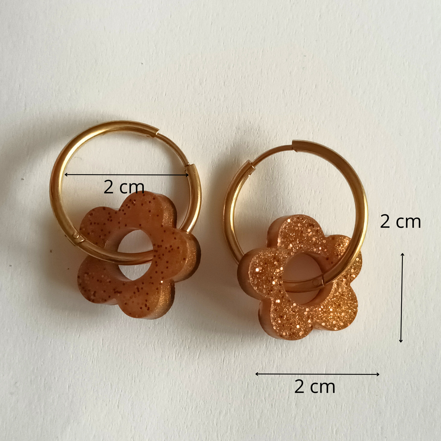 Boucles d'oreilles créoles résine orange doré pailleté