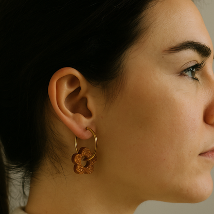 Boucles d'oreilles créoles résine orange doré pailleté