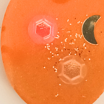 Boucles d'oreilles résine orange pailleté doré lune hexagones - Ovales cosmiques ultra-légères - Bijou artisanal unique fait main