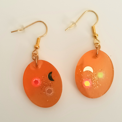 Boucles d'oreilles résine orange pailleté doré lune hexagones - Ovales cosmiques ultra-légères - Bijou artisanal unique fait main