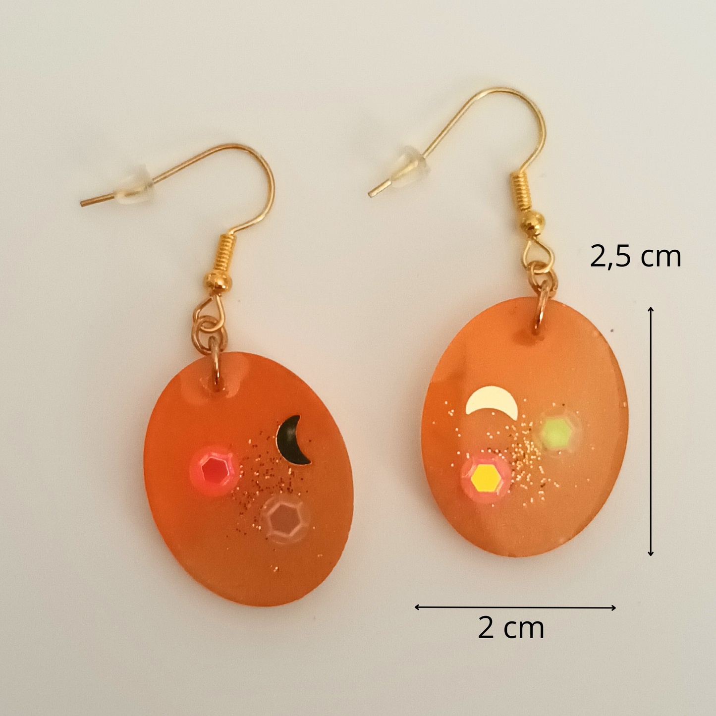 Boucles d'oreilles résine orange pailleté doré lune hexagones - Ovales cosmiques ultra-légères - Bijou artisanal unique fait main