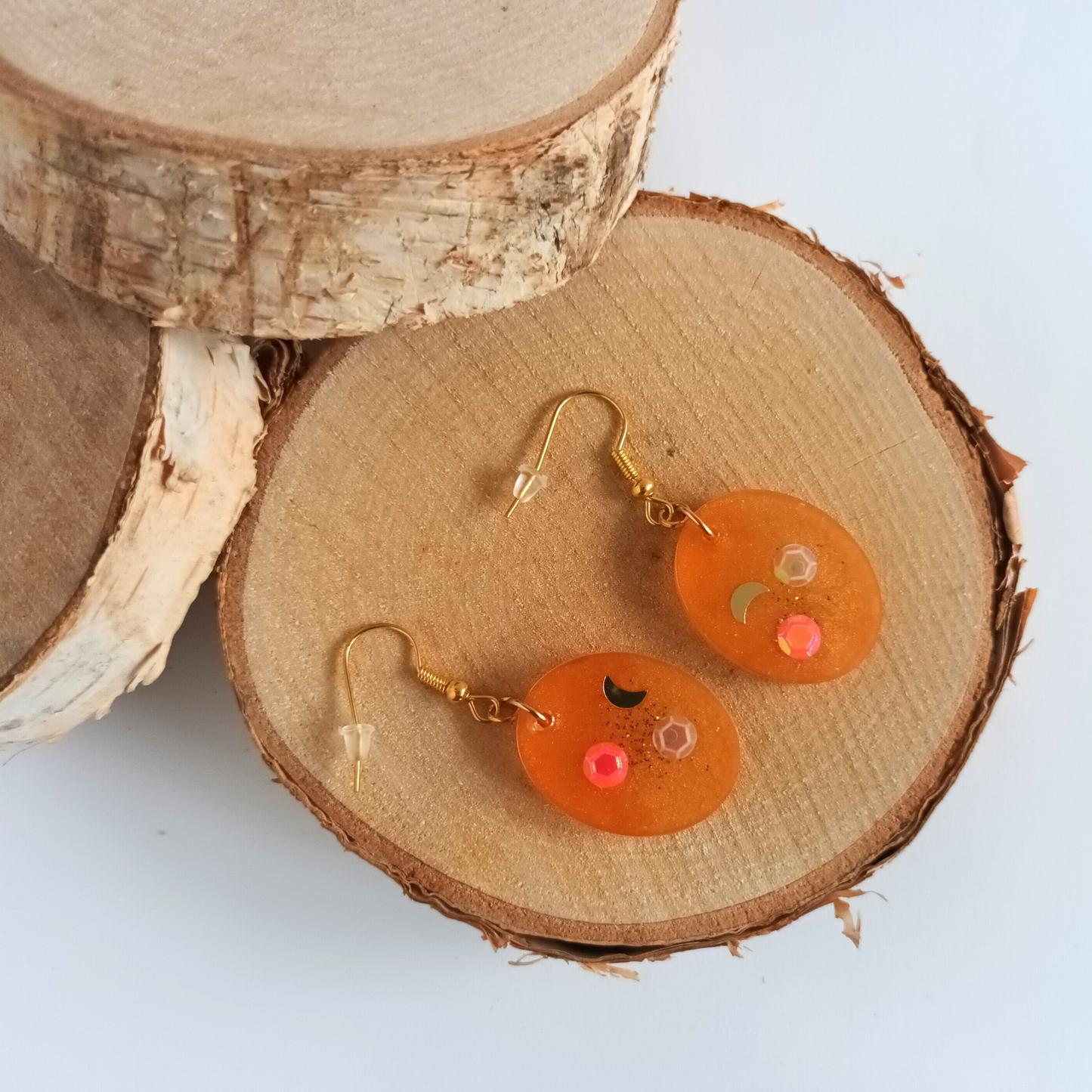 Boucles d'oreilles résine orange pailleté doré lune hexagones - Ovales cosmiques ultra-légères - Bijou artisanal unique fait main