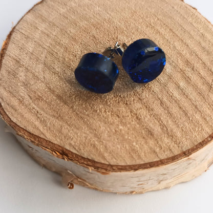 Boucles d'Oreilles Puces Cœur Bleu Pailleté - Résine Artisanale