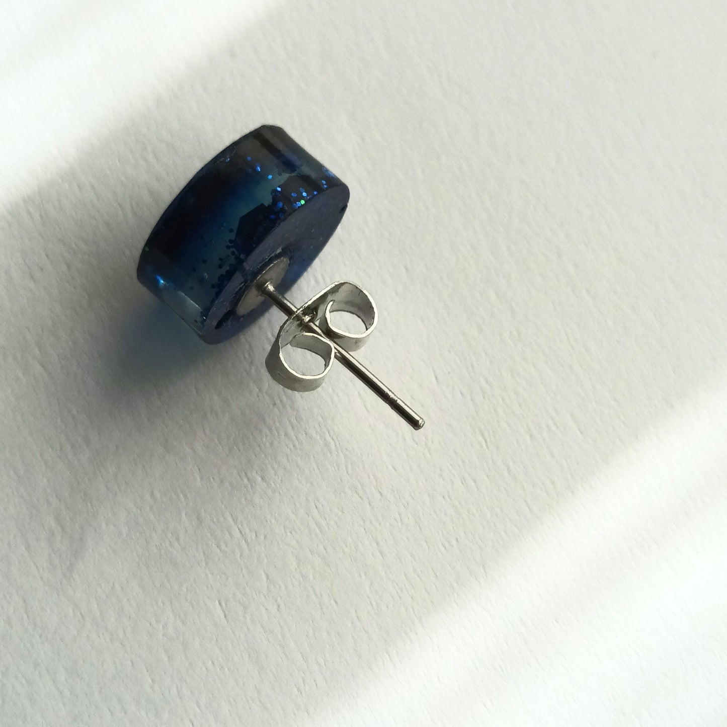 Boucles d'Oreilles Puces Cœur Bleu Pailleté - Résine Artisanale