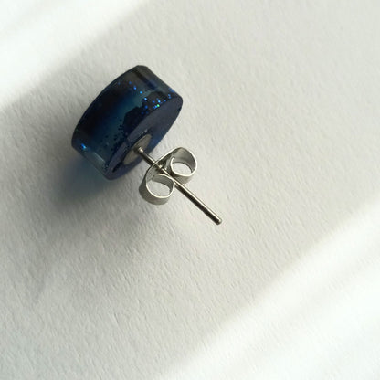 Boucles d'Oreilles Puces Cœur Bleu Pailleté - Résine Artisanale