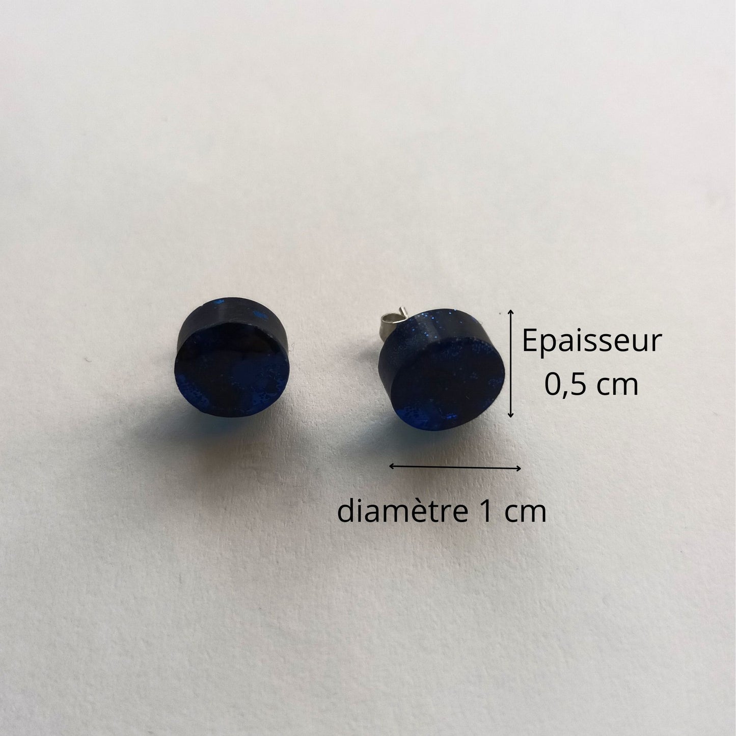 Boucles d'Oreilles Puces Cœur Bleu Pailleté - Résine Artisanale