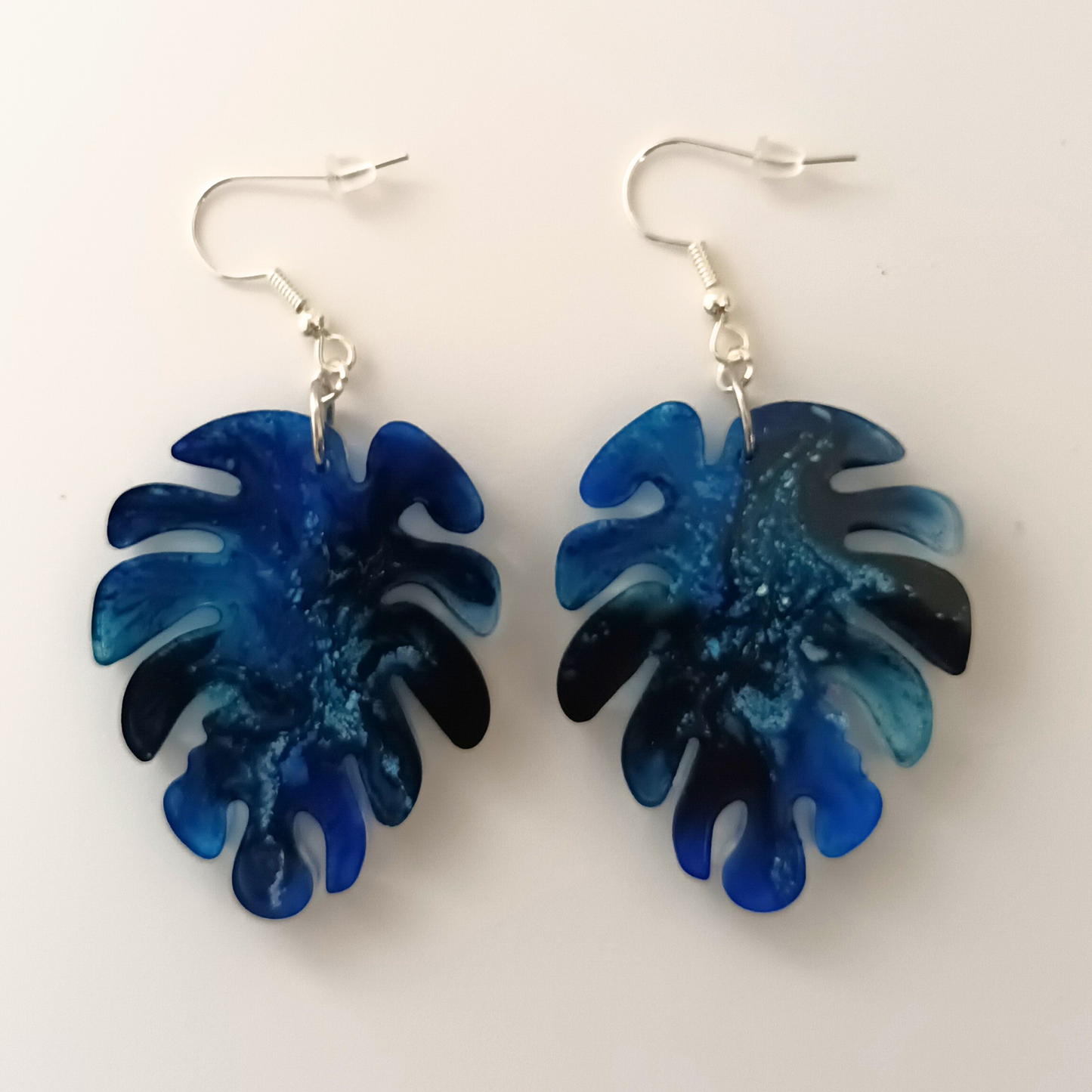 Boucles d'oreilles résine feuille monstera bleu marbré - Tropicales ultra-légères - Bijou artisanal unique fait main