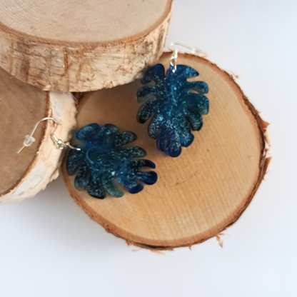 Boucles d'oreilles résine feuille monstera bleu marbré - Tropicales ultra-légères - Bijou artisanal unique fait main