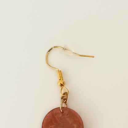 Boucles d'oreilles résine terracotta brun marbré - Gouttes double niveau ultra-légères - Bijou artisanal unique fait main