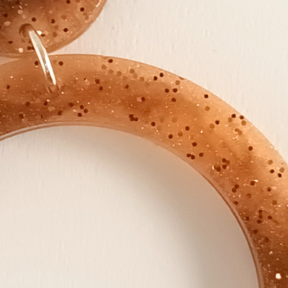 Boucles d'oreilles résine dorée pailletée - Bijou artisanal fait main