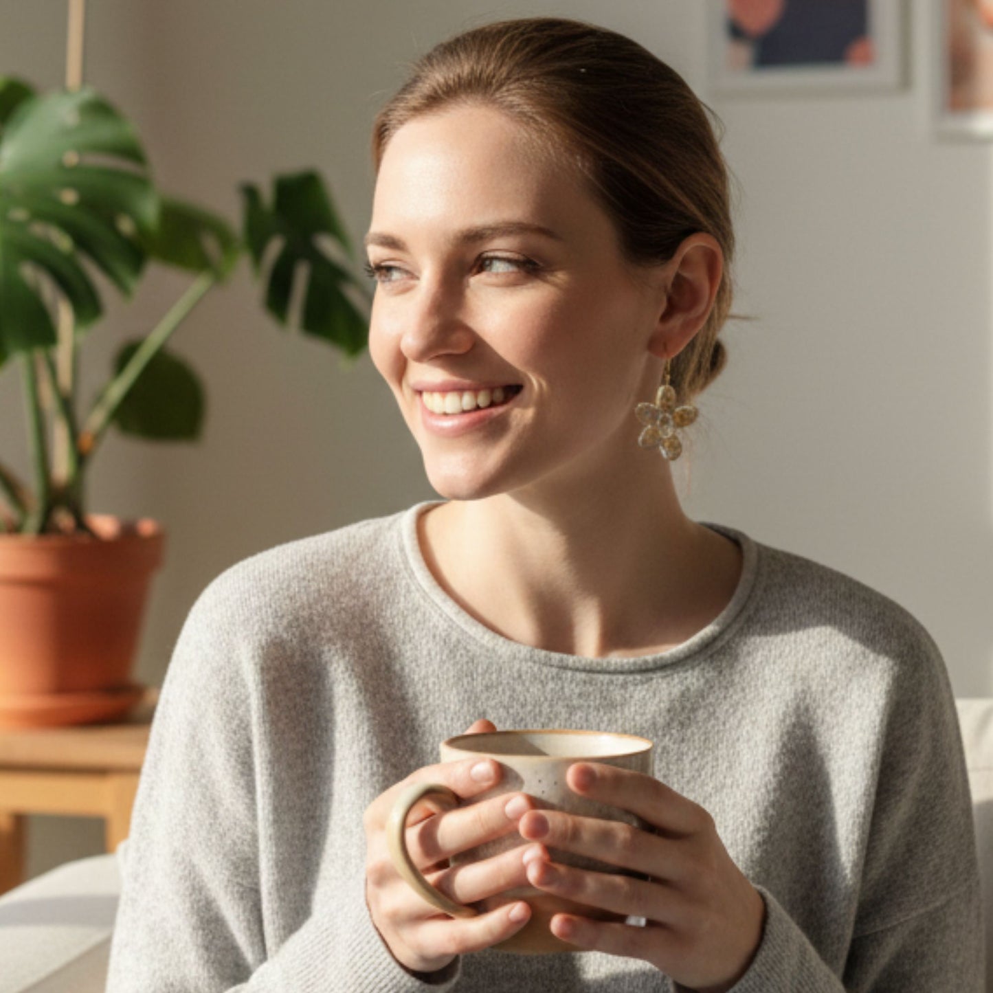 Boucles d'Oreilles Fleur 5 Pétales Résine Transparente & Feuilles dorées