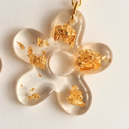 Boucles d'Oreilles Fleur 5 Pétales Résine Transparente & Feuilles dorées