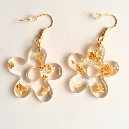 Boucles d'Oreilles Fleur 5 Pétales Résine Transparente & Feuilles dorées