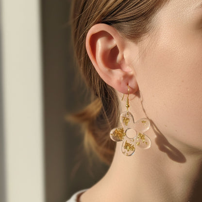 Boucles d'Oreilles Fleur 5 Pétales Résine Transparente & Feuilles dorées