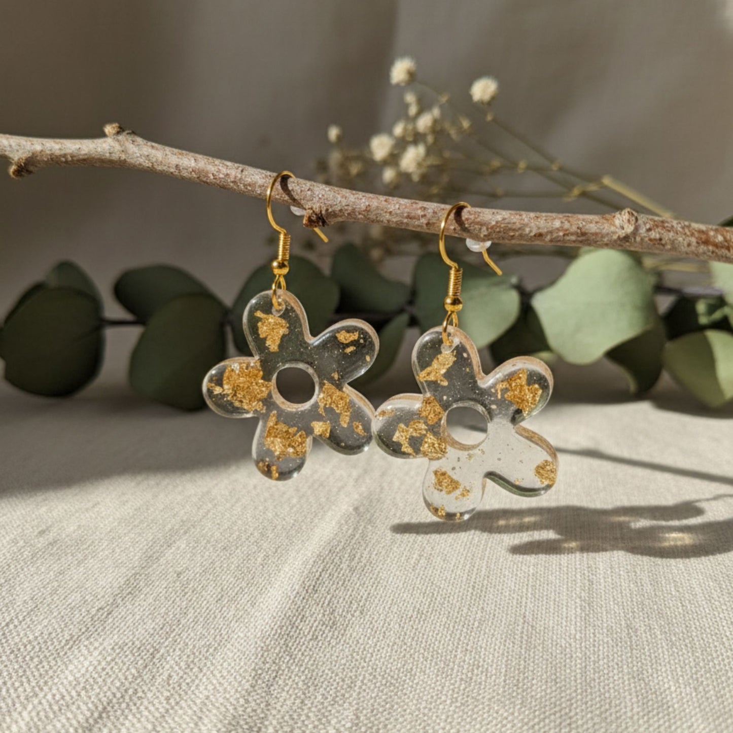 Boucles d'Oreilles Fleur 5 Pétales Résine Transparente & Feuilles dorées