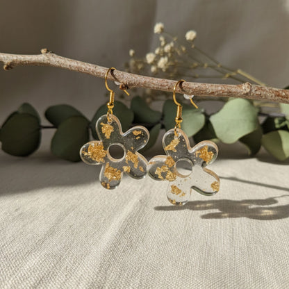 Boucles d'Oreilles Fleur 5 Pétales Résine Transparente & Feuilles dorées