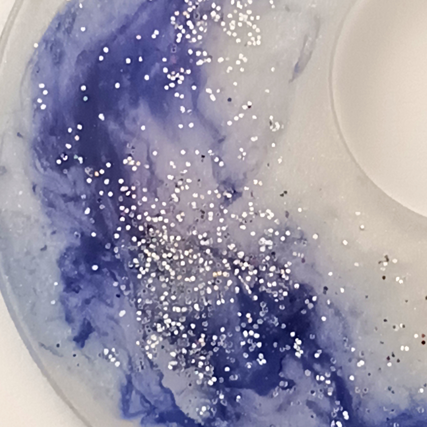 Boucles d'oreilles résine marbrée violet blanc argenté - Gouttes ultra-légères effet nuage - Bijou artisanal unique fait main