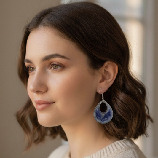 Boucles d'oreilles résine marbrée violet blanc argenté - Gouttes ultra-légères effet nuage - Bijou artisanal unique fait main