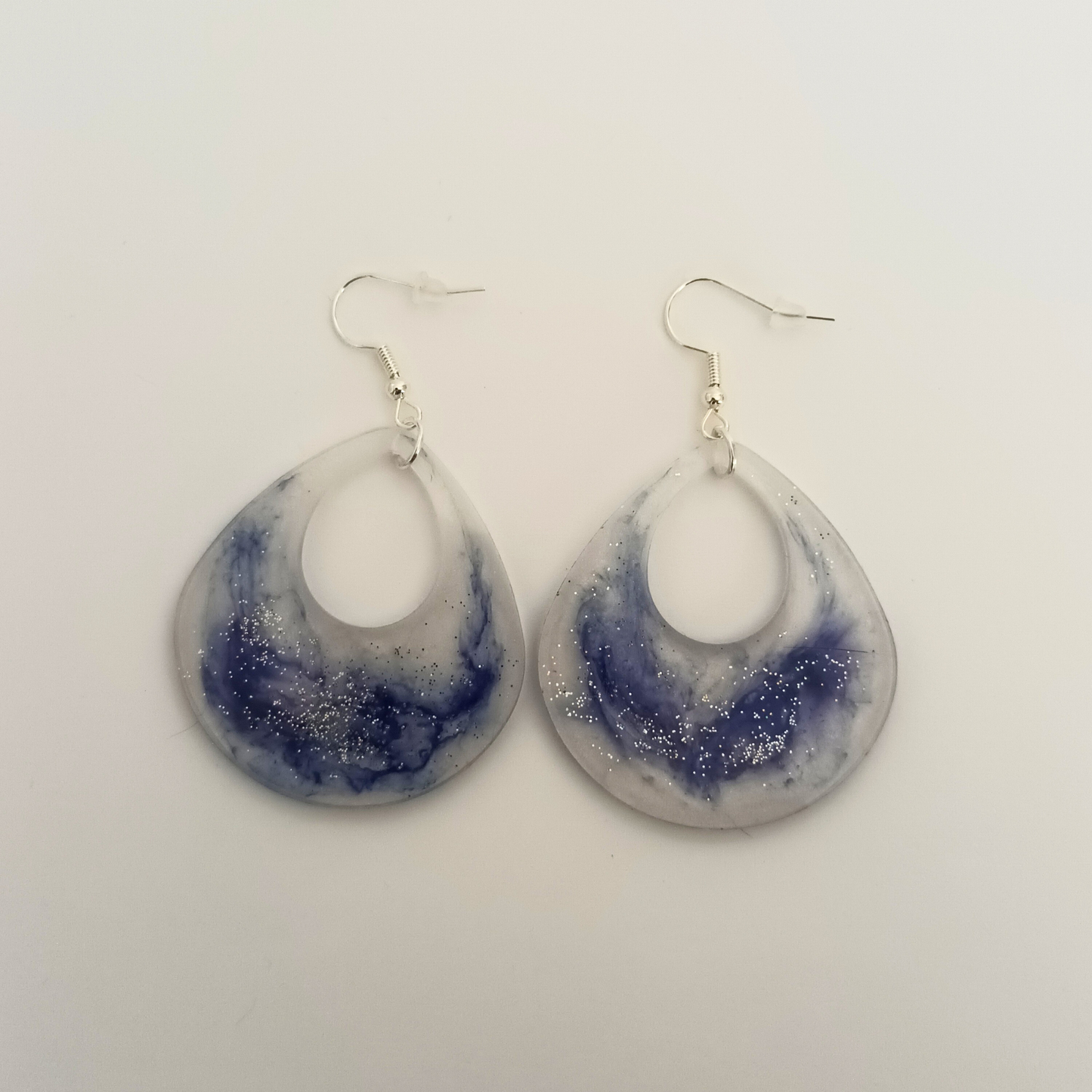 Boucles d'oreilles résine marbrée violet blanc argenté - Gouttes ultra-légères effet nuage - Bijou artisanal unique fait main