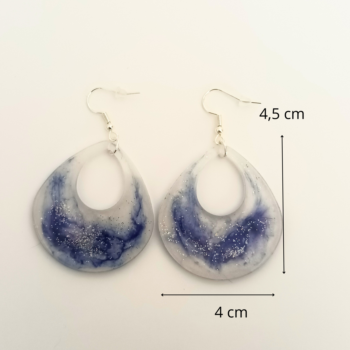 Boucles d'oreilles résine marbrée violet blanc argenté - Gouttes ultra-légères effet nuage - Bijou artisanal unique fait main