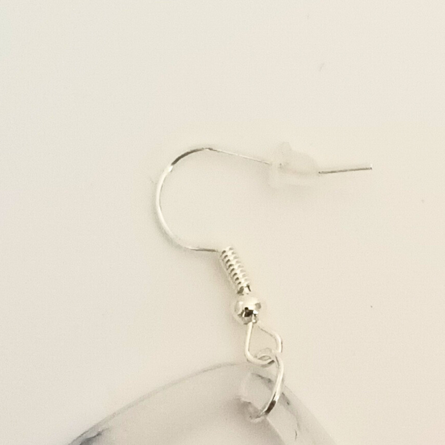 Boucles d'oreilles résine marbrée violet blanc argenté - Gouttes ultra-légères effet nuage - Bijou artisanal unique fait main