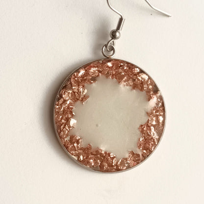 Boucles d'Oreilles Pendante Résine 3 cm – Cristaux Rose Gold & Mica Blanc Nacré – Acier Anti-oxydable