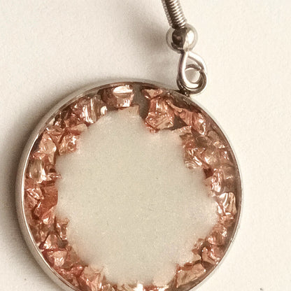 Boucles d'Oreilles Pendantes Résine nacrée & Cristaux rose gold 2 cm