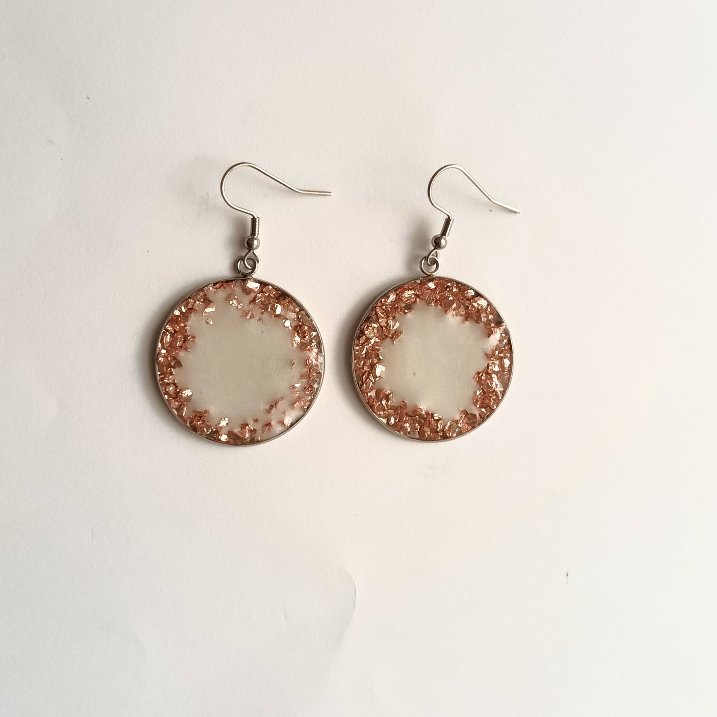Boucles d'Oreilles Pendante Résine 3 cm – Cristaux Rose Gold & Mica Blanc Nacré – Acier Anti-oxydable