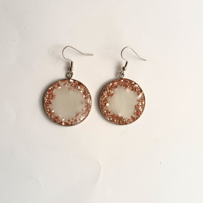Boucles d'Oreilles Pendante Résine 3 cm – Cristaux Rose Gold & Mica Blanc Nacré – Acier Anti-oxydable