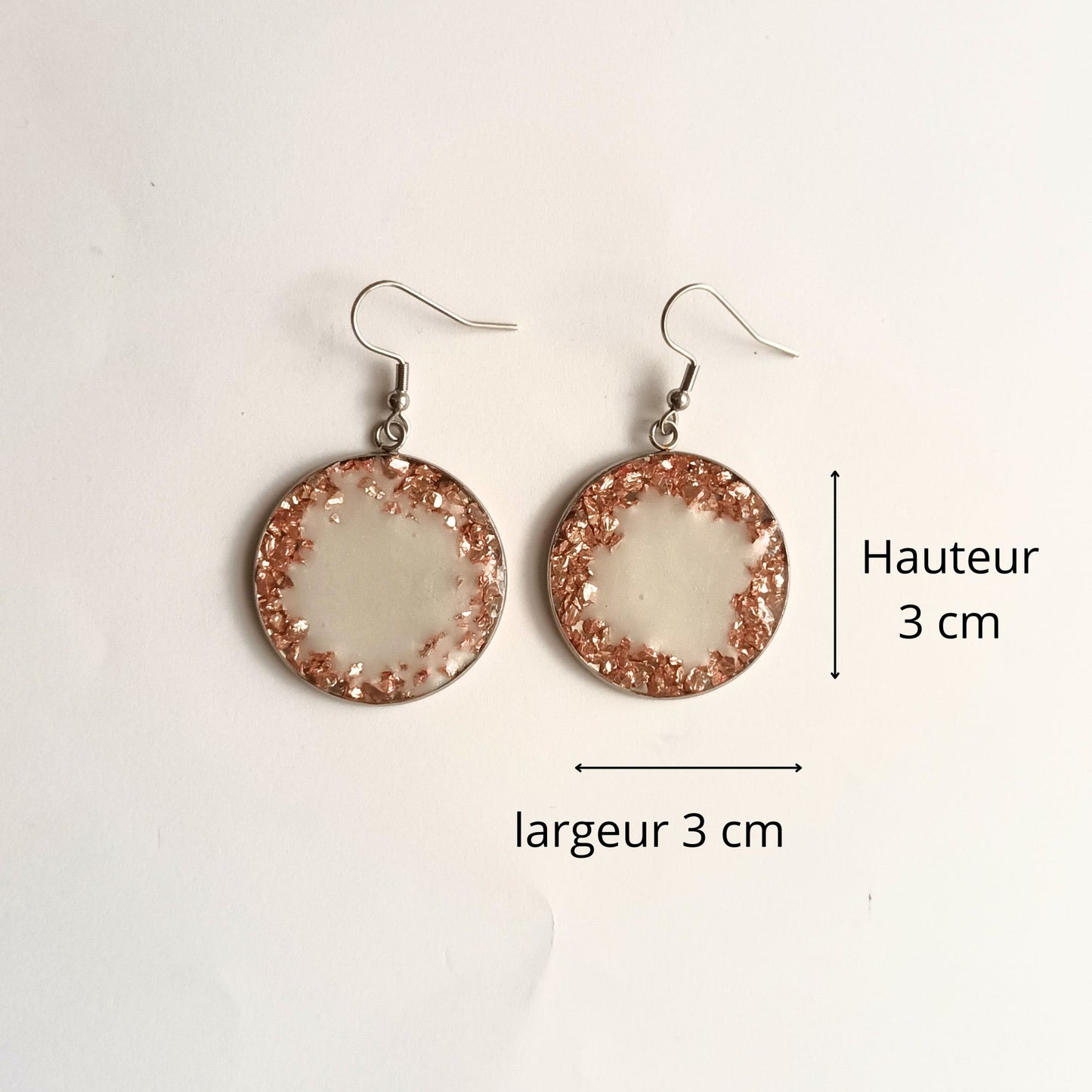 Boucles d'Oreilles Pendante Résine 3 cm – Cristaux Rose Gold & Mica Blanc Nacré – Acier Anti-oxydable