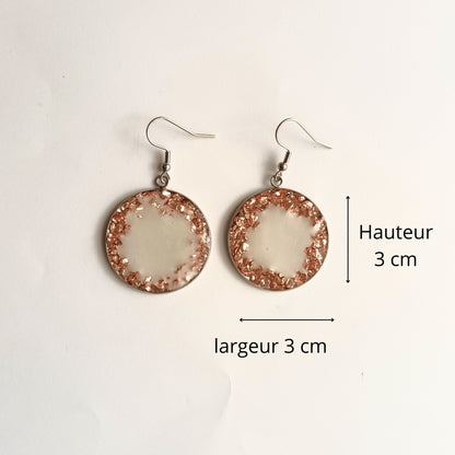 Boucles d'Oreilles Pendante Résine 3 cm – Cristaux Rose Gold & Mica Blanc Nacré – Acier Anti-oxydable
