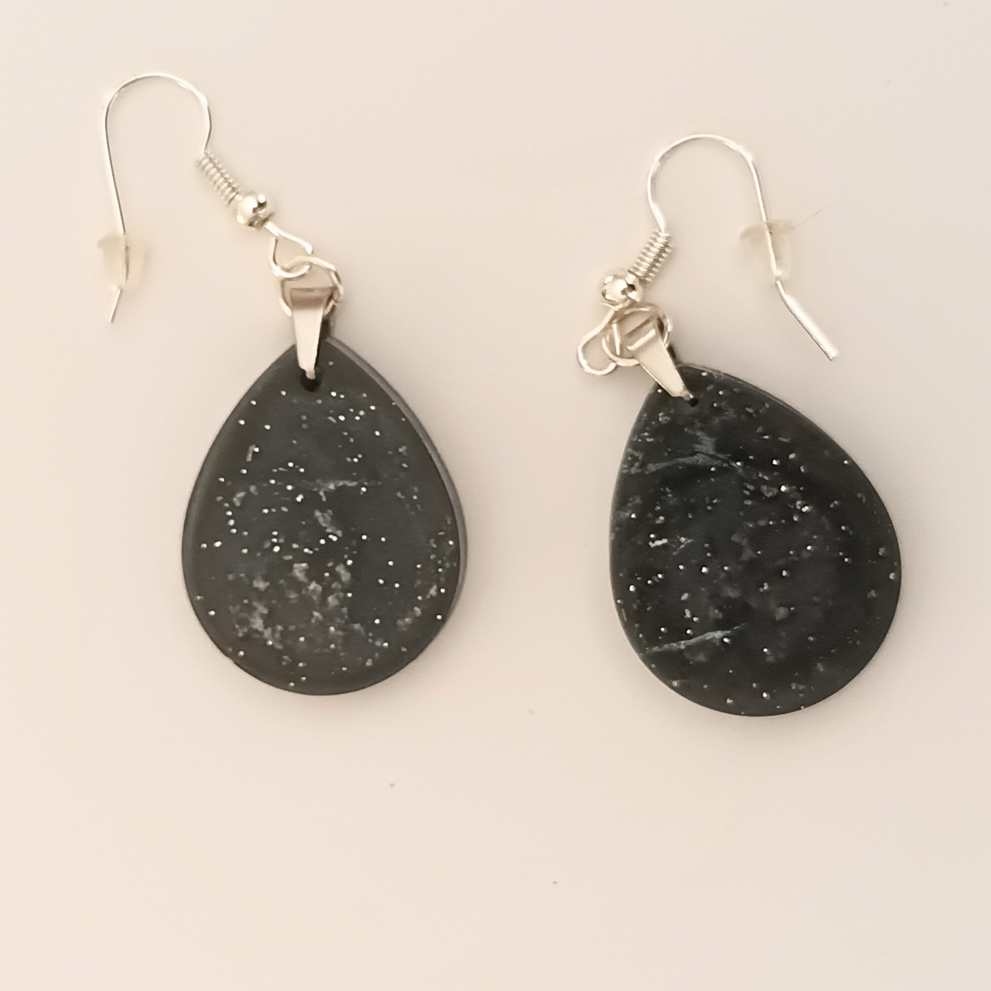 Boucles d'oreilles résine noir pailleté argenté - Gouttes effet nuit étoilée ultra-légères - Bijou artisanal unique fait main