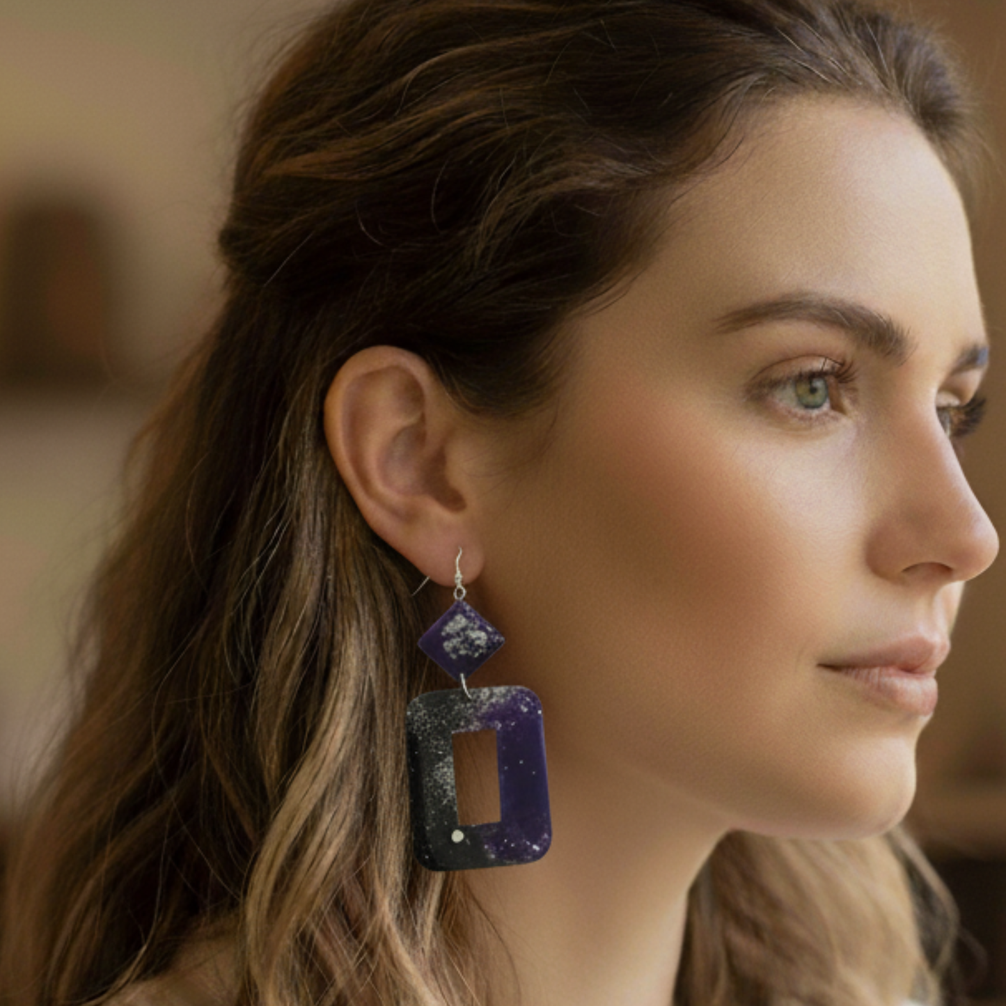 Boucles d'oreilles résine violet noir pailleté - Artisanal unique fait main