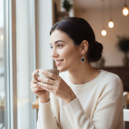Boucles d'Oreilles Pendantes Résine Noire & Cristaux Argentés 2 cm