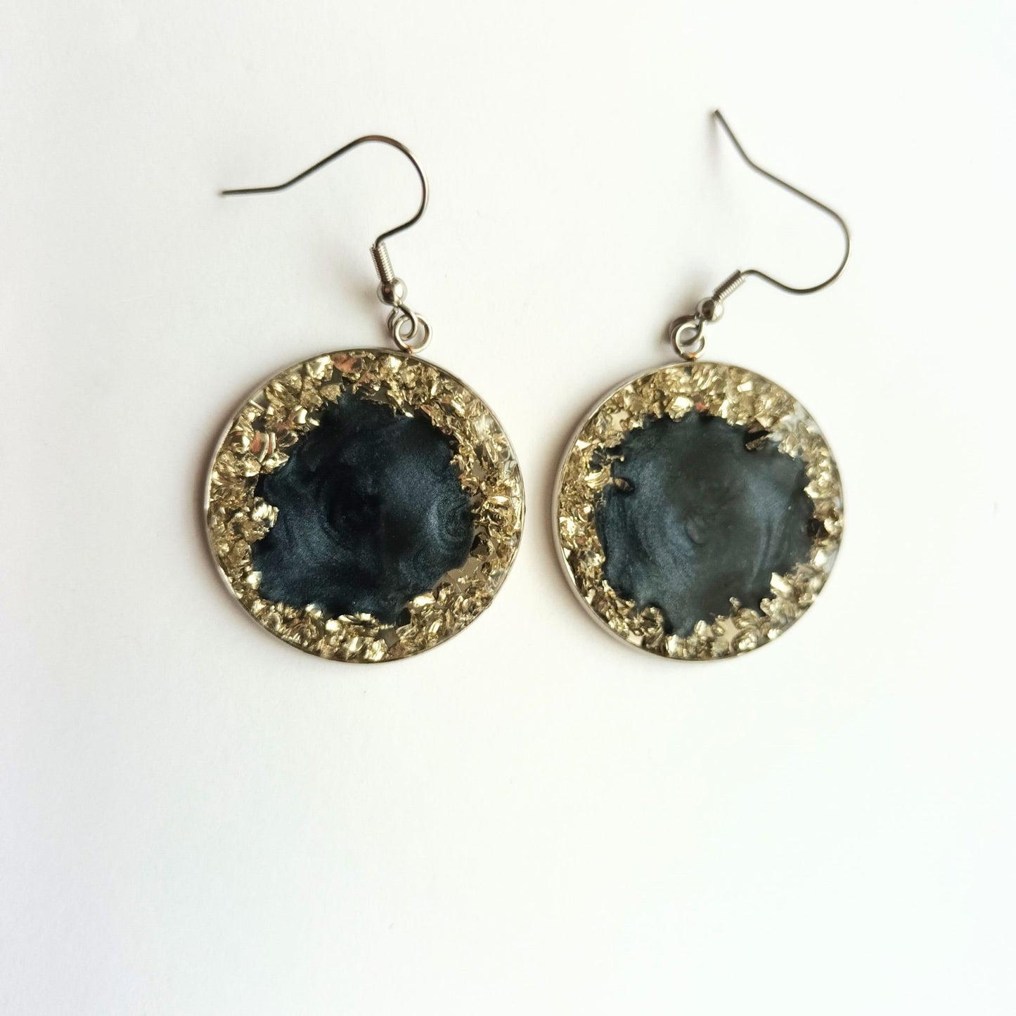 Boucles d'Oreilles Pendantes Résine Noire & Cristaux Argentés