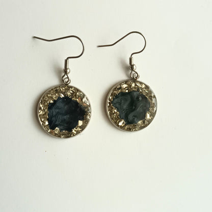 Boucles d'Oreilles Pendantes Résine Noire & Cristaux Argentés 2 cm