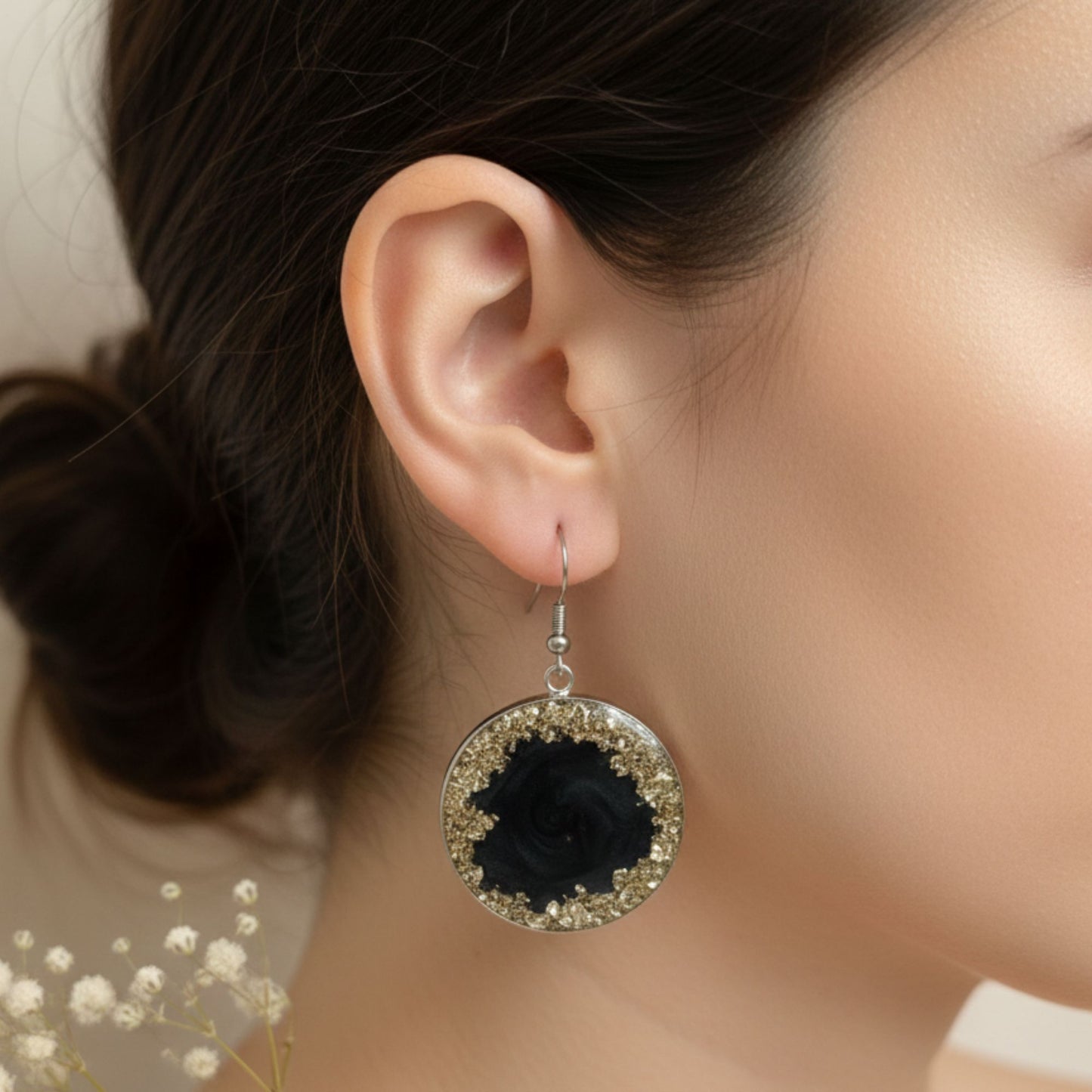 Boucles d'Oreilles Pendantes Résine Noire & Cristaux Argentés