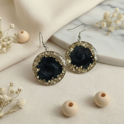 Boucles d'Oreilles Pendantes Résine Noire & Cristaux Argentés